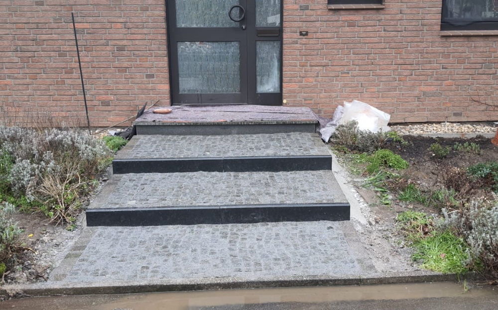 Treppen und Eingänge