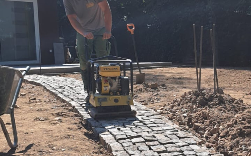 Pflasterarbeiten mit Maschine
